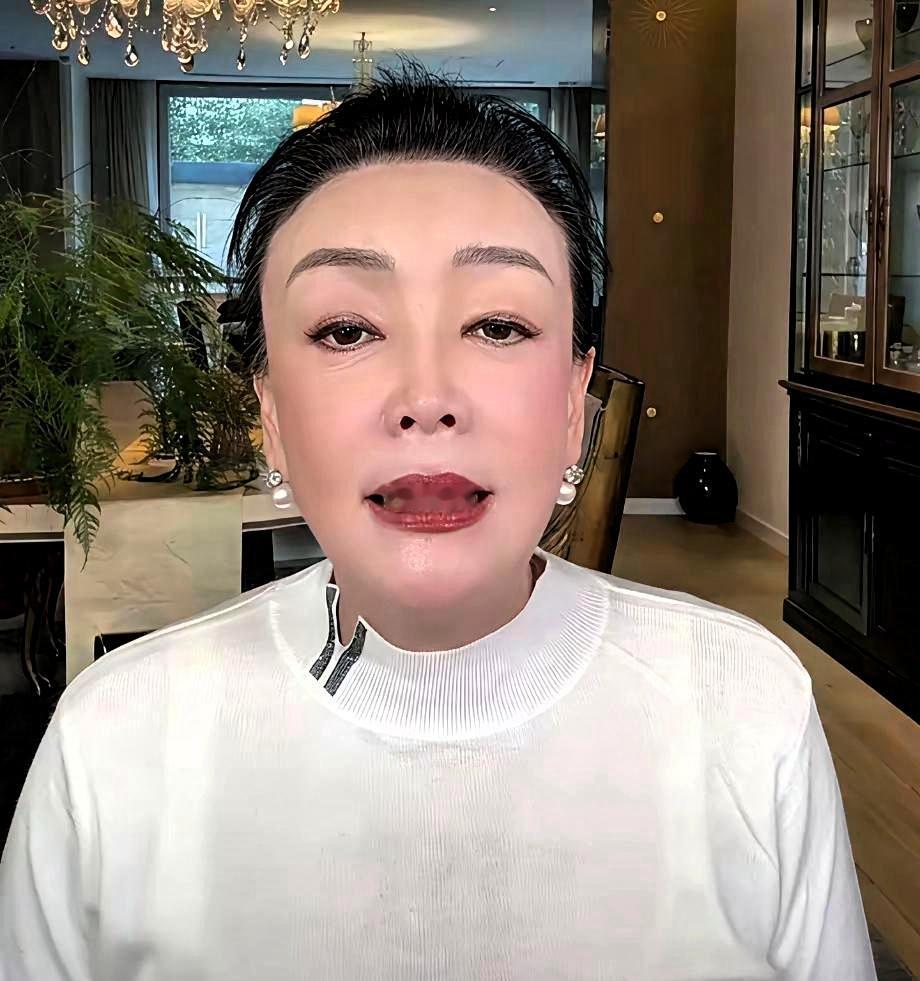 张兰新年喜笑颜开直播，引发争议，一场闹剧
过年那几天，张兰带着孙子孙女直播，挺热