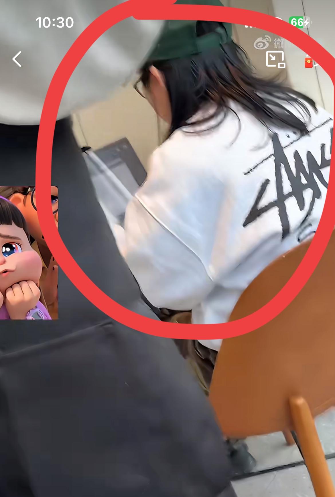 一名宝妈带着两名孩子，借星巴克的地休息一下，却意外遭到旁边女顾客的投诉。认为她既