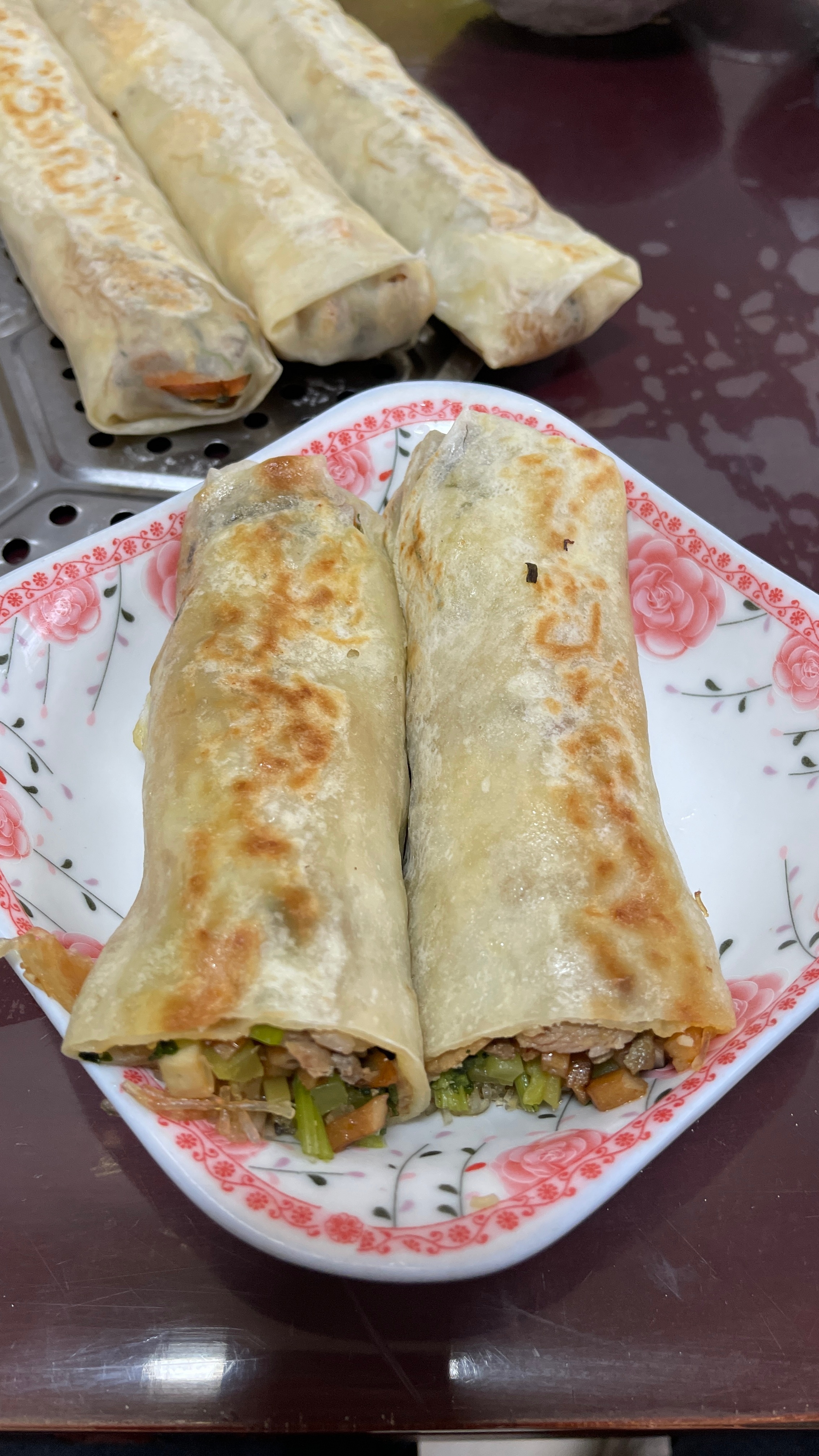 春节期间关于蹭吃蹭喝的一些生活碎片。图一是浙东一些地区特有的吃食，我们这叫饺饼筒