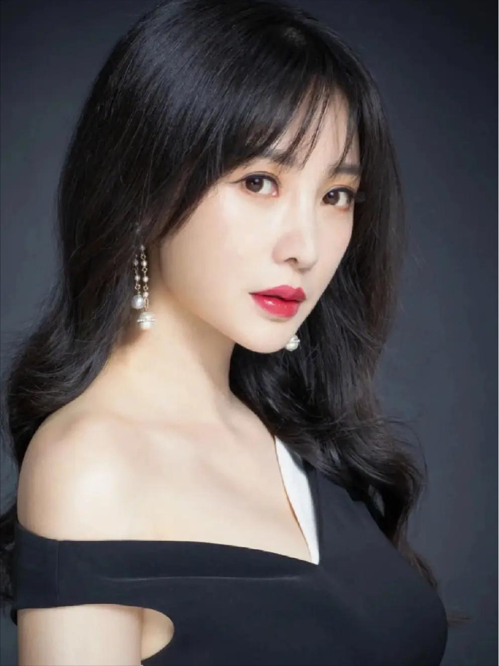 女演员，柳岩说，被分手的经历，真的让人很无奈，前一天还是欢声笑语，第二天就接到电