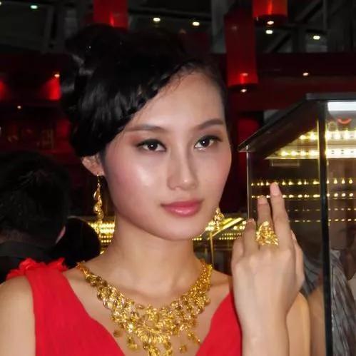 优雅珠宝闪耀，自信女神风采！💍✨