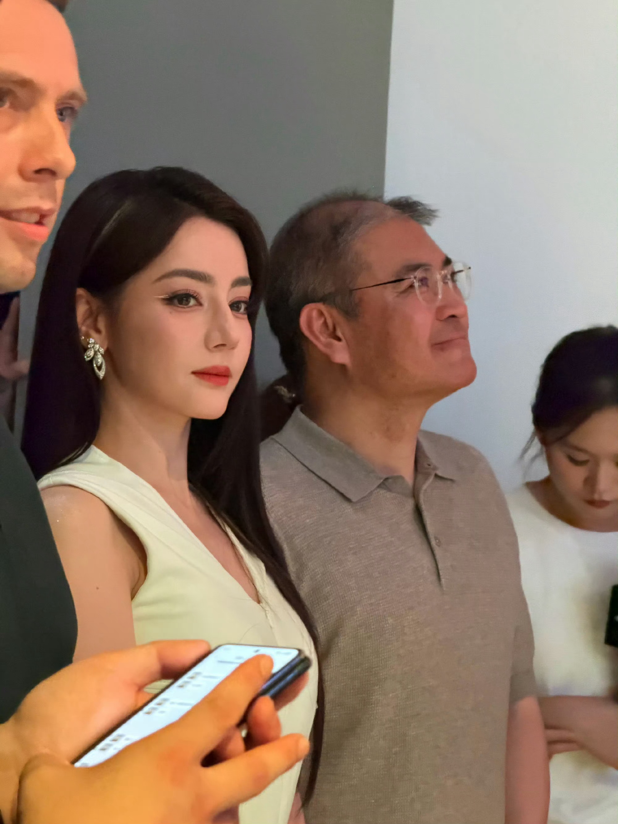 迪丽热巴见面会师兄前不久刚见过热巴了，这次把机会留给大家： ​​​