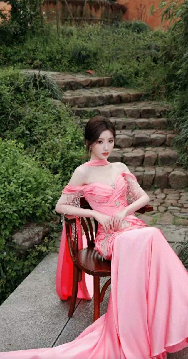 毛晓彤粉色真丝长裙活动造型