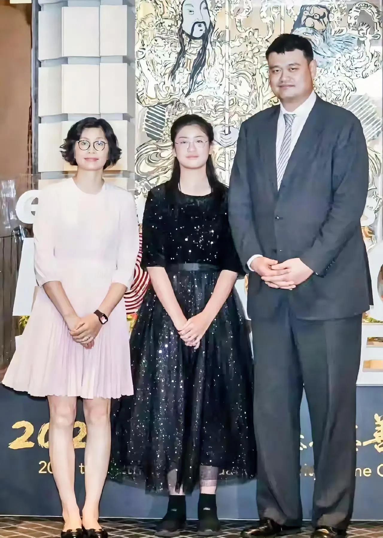 姚明、叶莉夫妇和女儿姚沁蕾一家三口的温馨合影。姚明身高2米26，叶莉身高1米9，