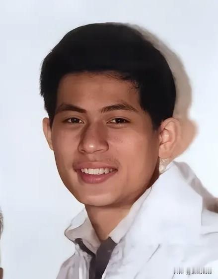 今天10月13日是这位帅哥的生日，大家应该都认识吧！内地出生，后去香港，终成明星