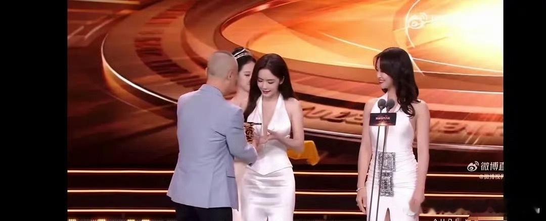 蓝盈莹蔡文静撞衫 蓝盈莹和蔡文静这是撞衫了吗？蔡文静蓝盈莹撞衫 ​ ​​​