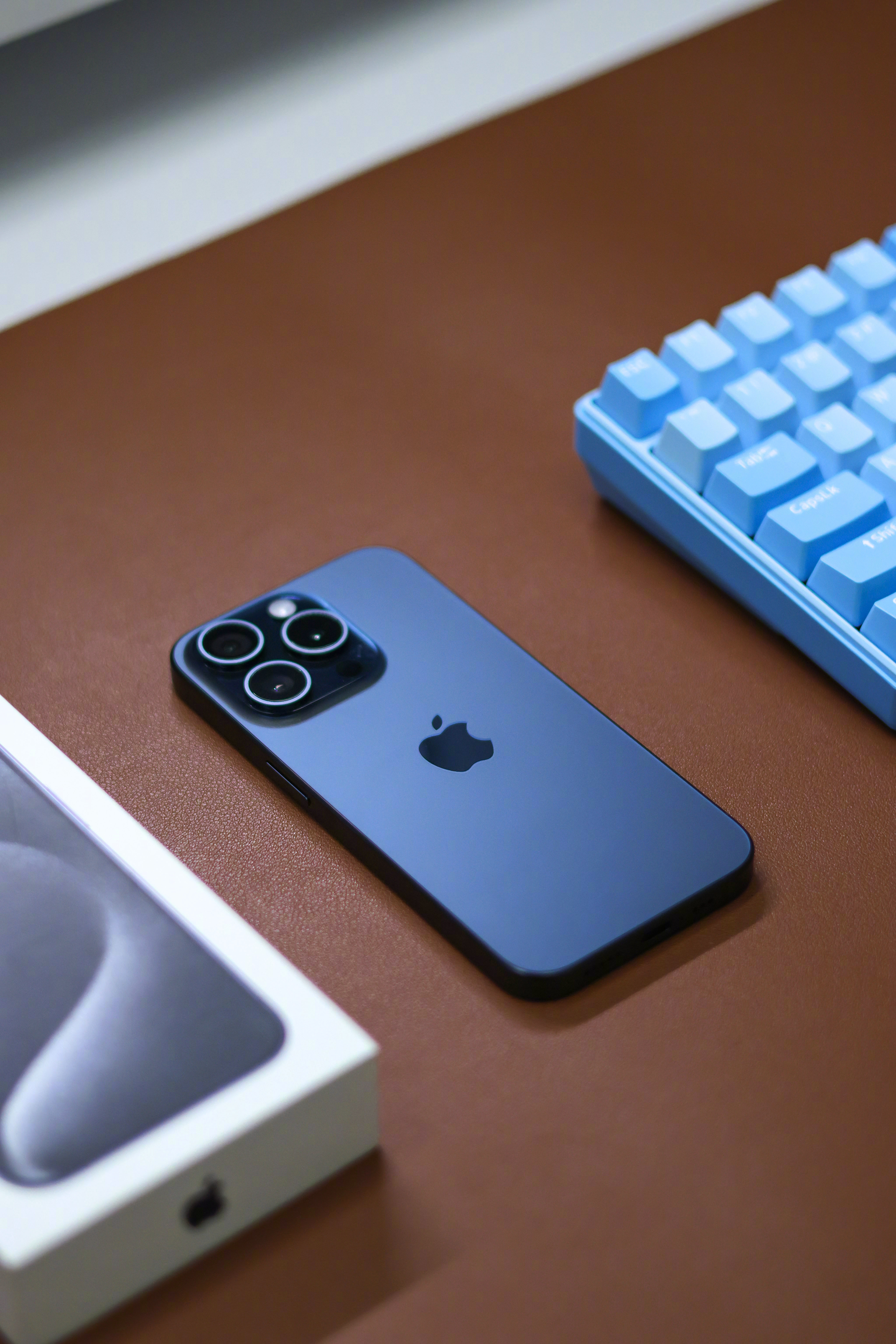 翻了翻相册发现iPhone15 Pro的蓝色好像比17 Pro的蓝色更好看，也可