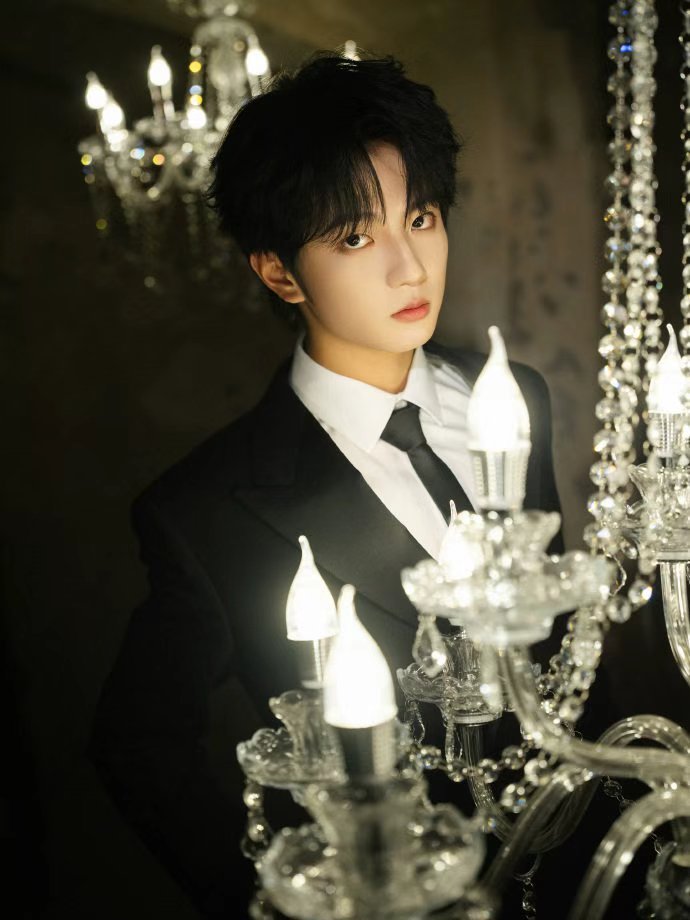 穆祉丞金鸡奖黑西装板正感，穆祉丞光影永续，期待住和你的金鸡奖的现场的见面时刻，期