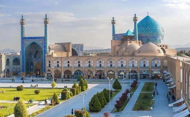 很多人不知道：伊朗人不是阿拉伯人，信仰也换过一次
伊朗人本质上是波斯民族，跟阿拉