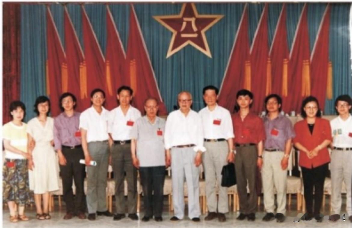1996年，“863”会议上，陈能宽(右五)、王淦昌(中)、王大珩 (左六)与青