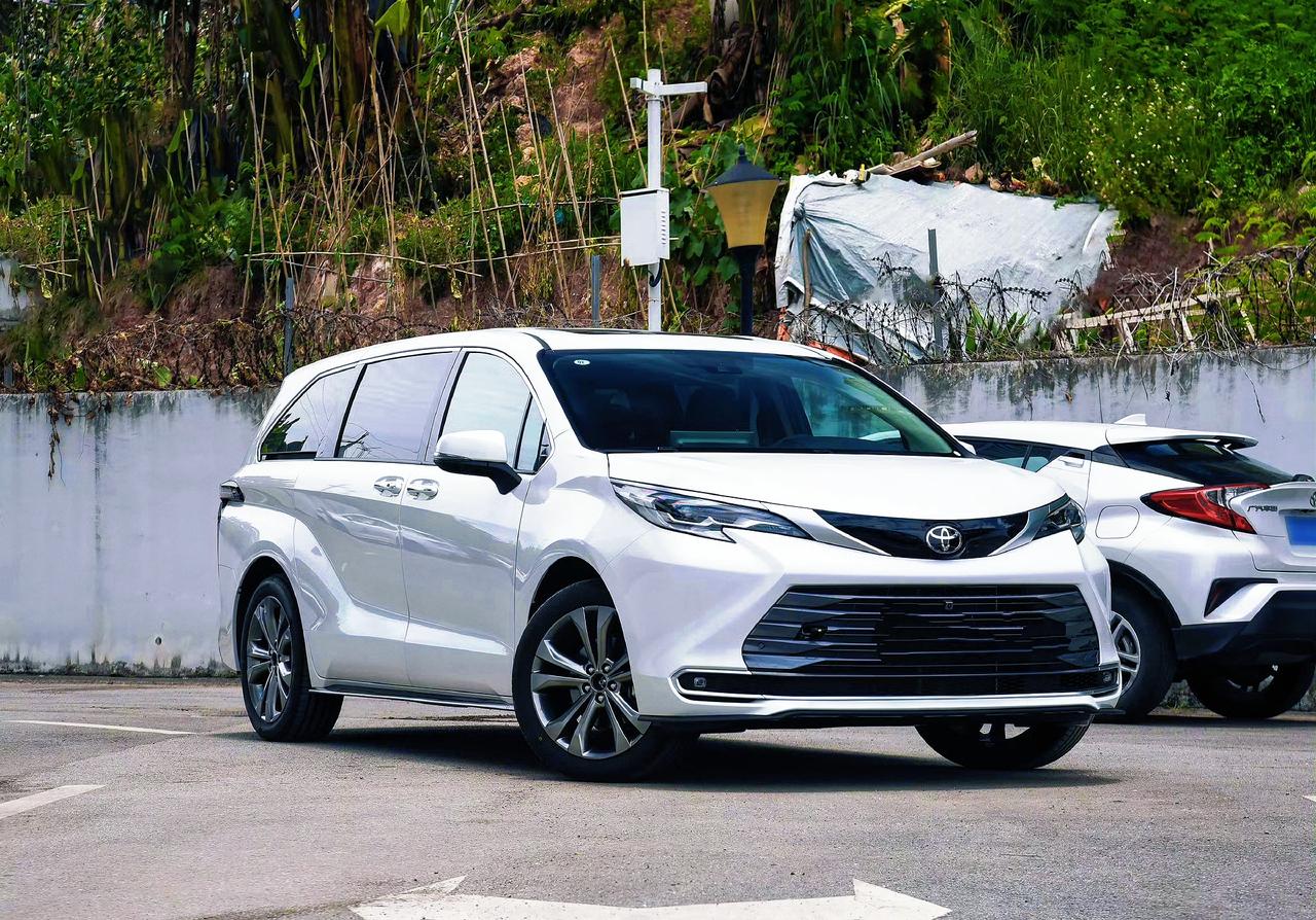 2027款广汽丰田赛那正式上市，入门级新增四驱可选
指导价29.88万-39.3