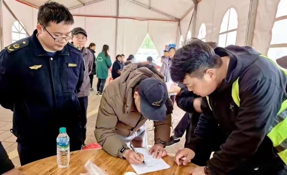签完"丧事简办承诺书"，转头抬棺上街绕城送葬——这波操作，不只是打脸，是骑在制度