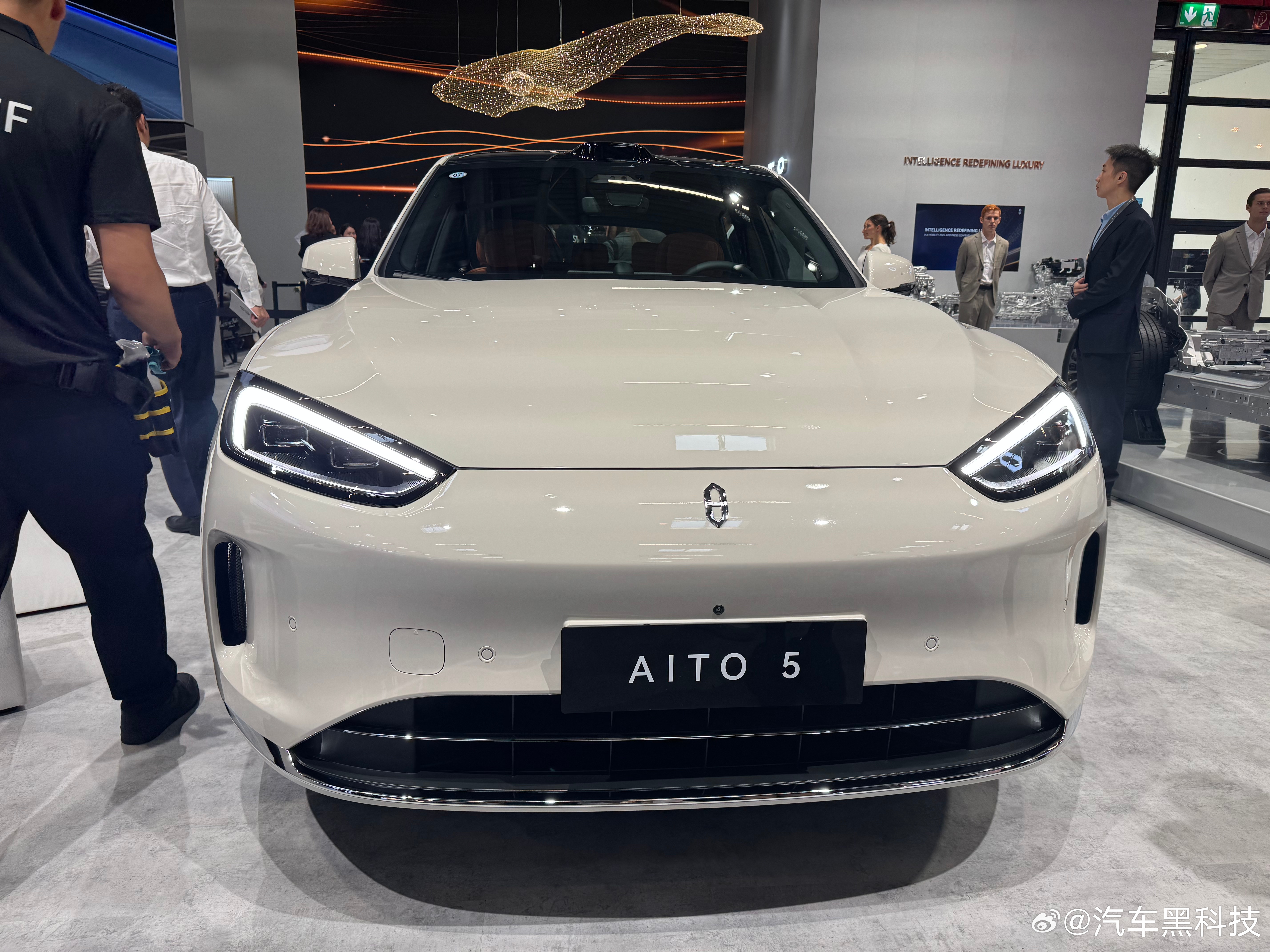 AITO5中东版亮相慕尼黑车展 9月8日，IAA2025 慕尼黑车展正式开展。A
