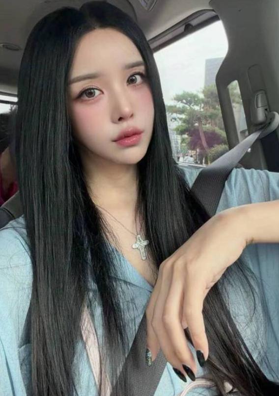 韩国初代跨性别艺人河莉秀做客播客节目，公开自己的健康近况。51岁的她1995年完