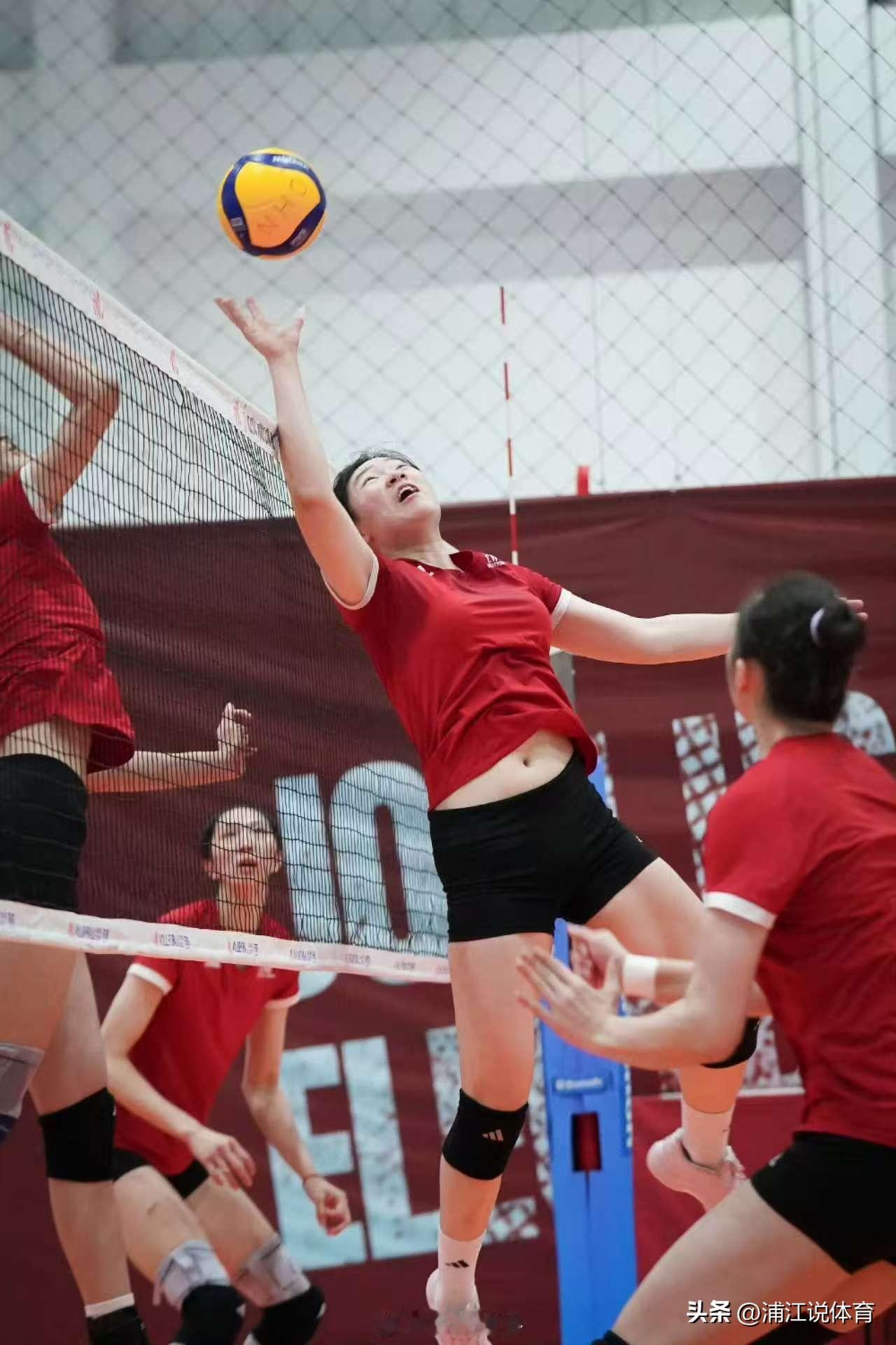 中国女排做B方案准备：张籽萱与唐欣、杨舒茗打攻传配合备战淘汰赛。在中国女排官方发