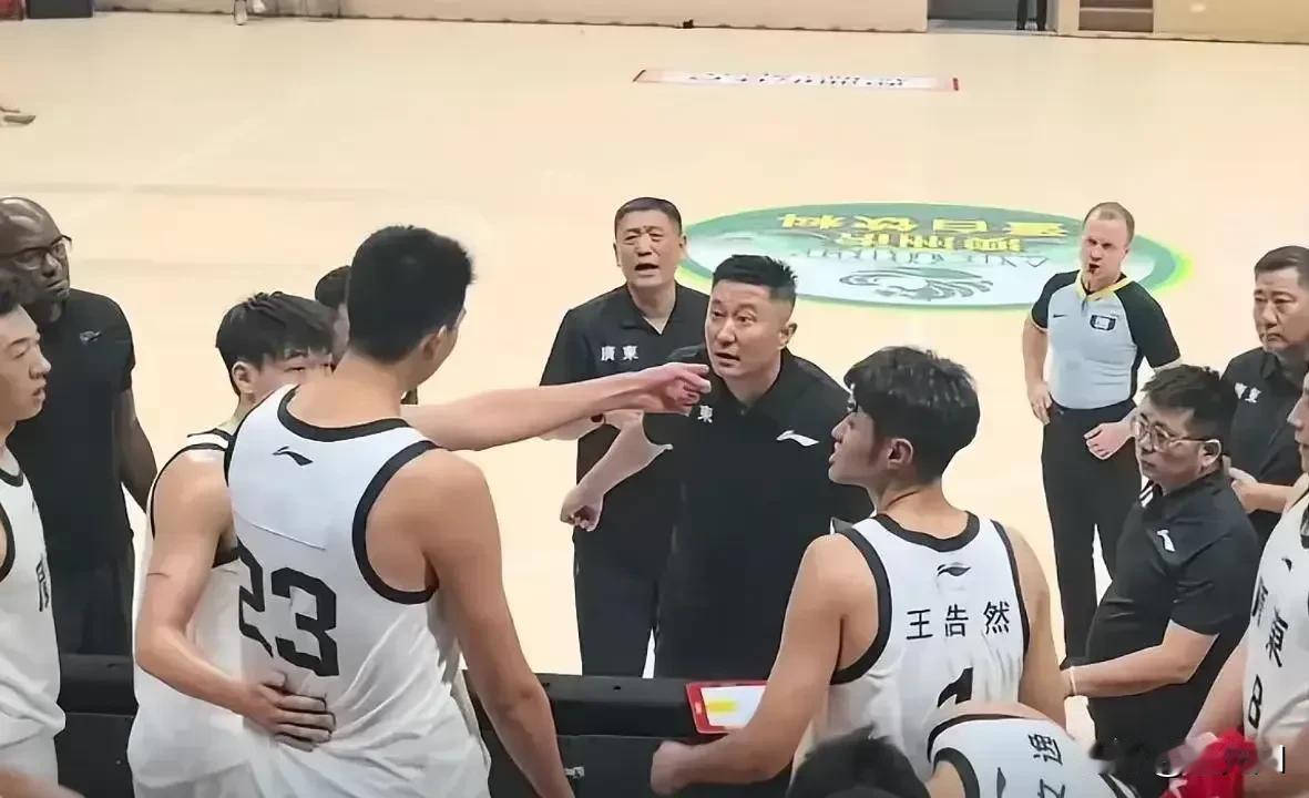 现在看来，徐昕的这一指，已经不是普通的光明未来这么简单了。这未来可能有点过于光明