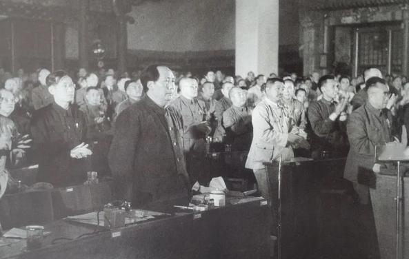 1949年，576张选票里出了一张反对票，毛主席说了句：被人有权选我毛泽东，也有