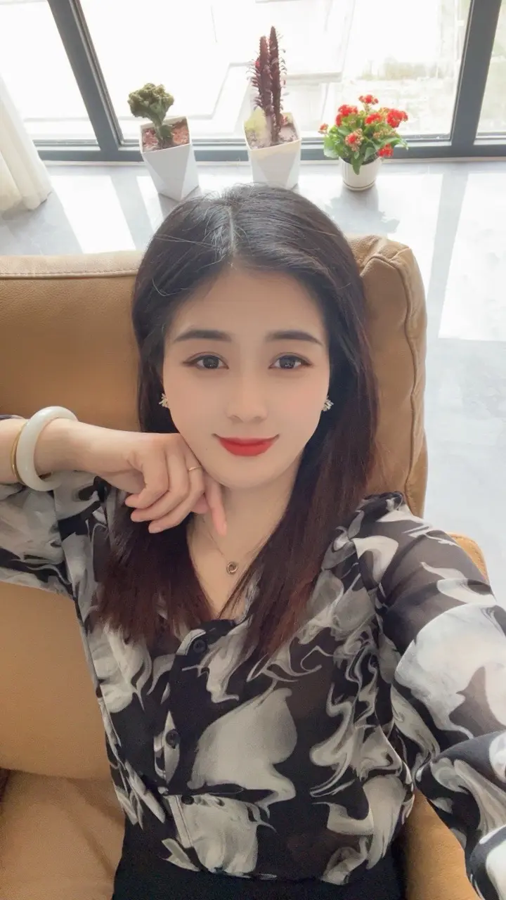日子怎么可能和谁过都一样呢，有的人会成为你世界的光 ，而有的人，会把你...