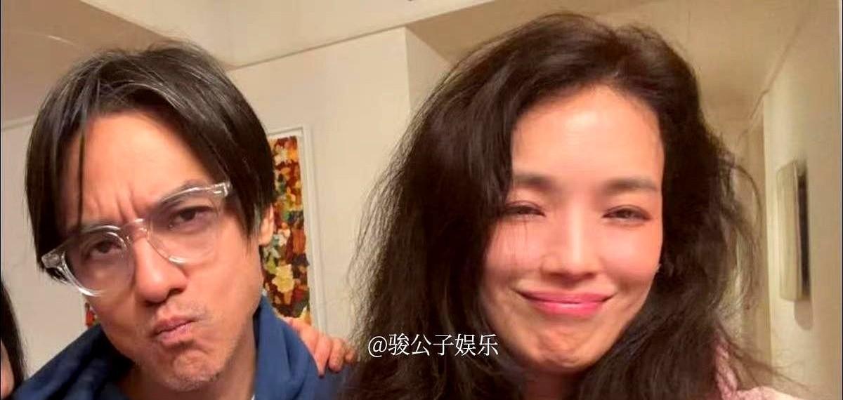 都说秀恩爱死得快，舒淇冯德伦偏不。
结婚八年，他们几乎不在网上晒钻戒玫瑰。
舒淇