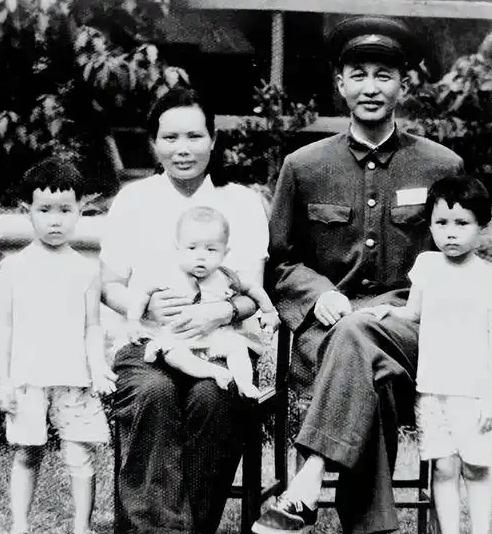 1936年，洪学智看上了女兵张文，谁知，张文却支支吾吾地，本想婉言谢绝，结果张文