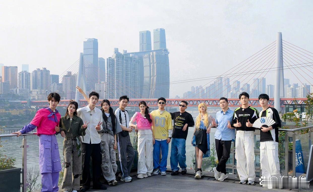 在跑男合照中，苗苗的美貌格外引人注目，甚至超过了白鹿。 ​​​