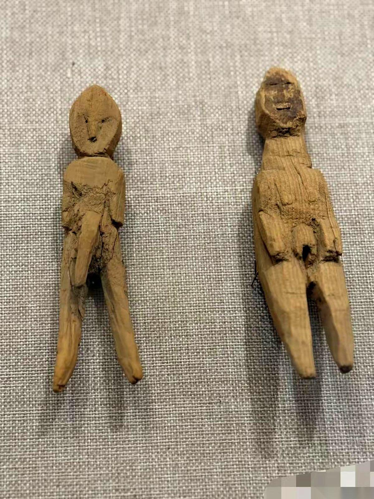 哈密博物馆，两尊三千年前的木头小人，安静地躺在展柜里。
第一眼看过去，就是两根木