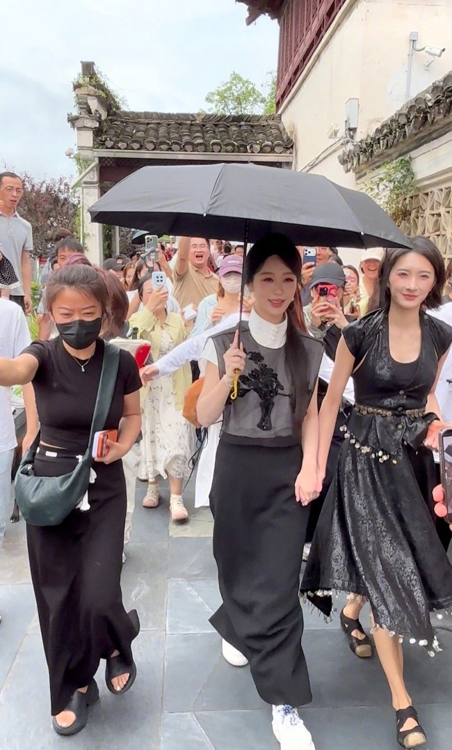 #杨紫谢心西递吃臭鳜鱼#【#杨紫谢心重返家业取景地西递#】6月4日中午，演员杨紫