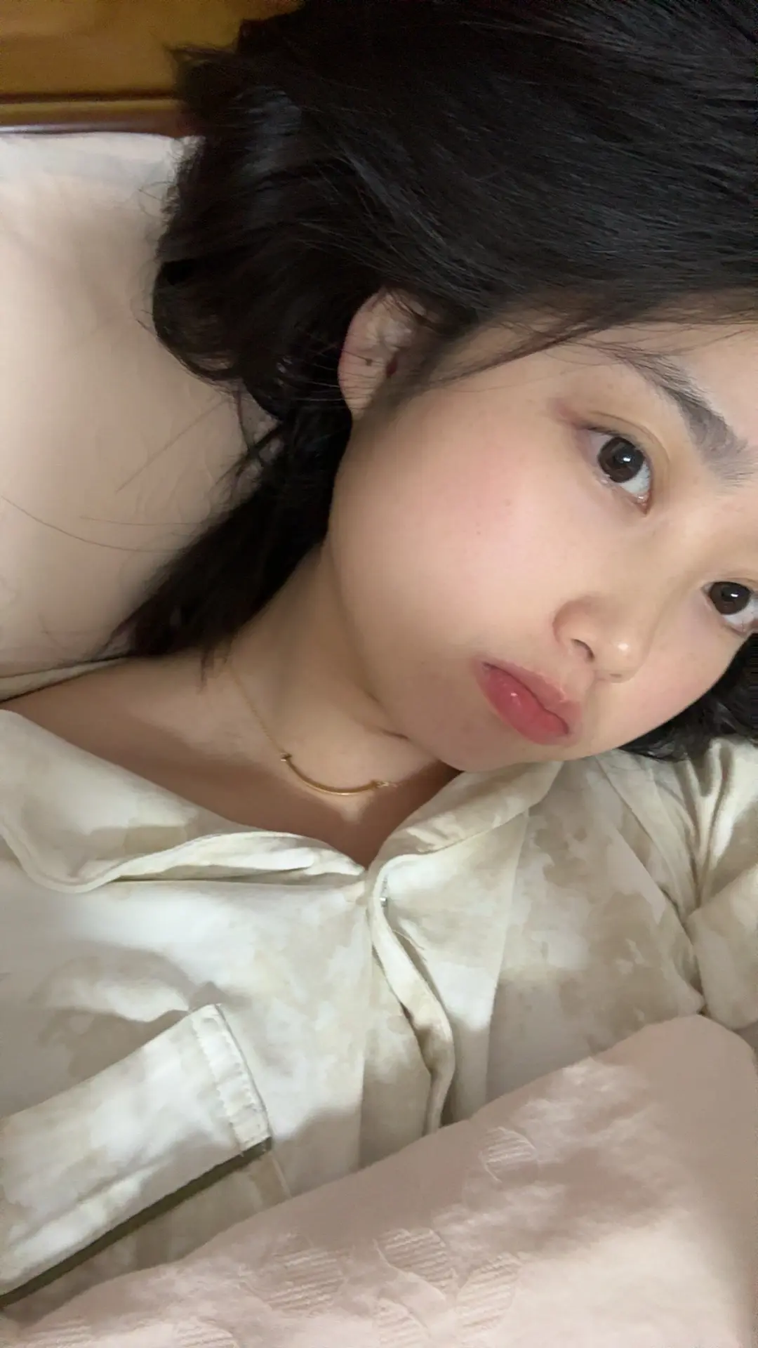 变的平静。