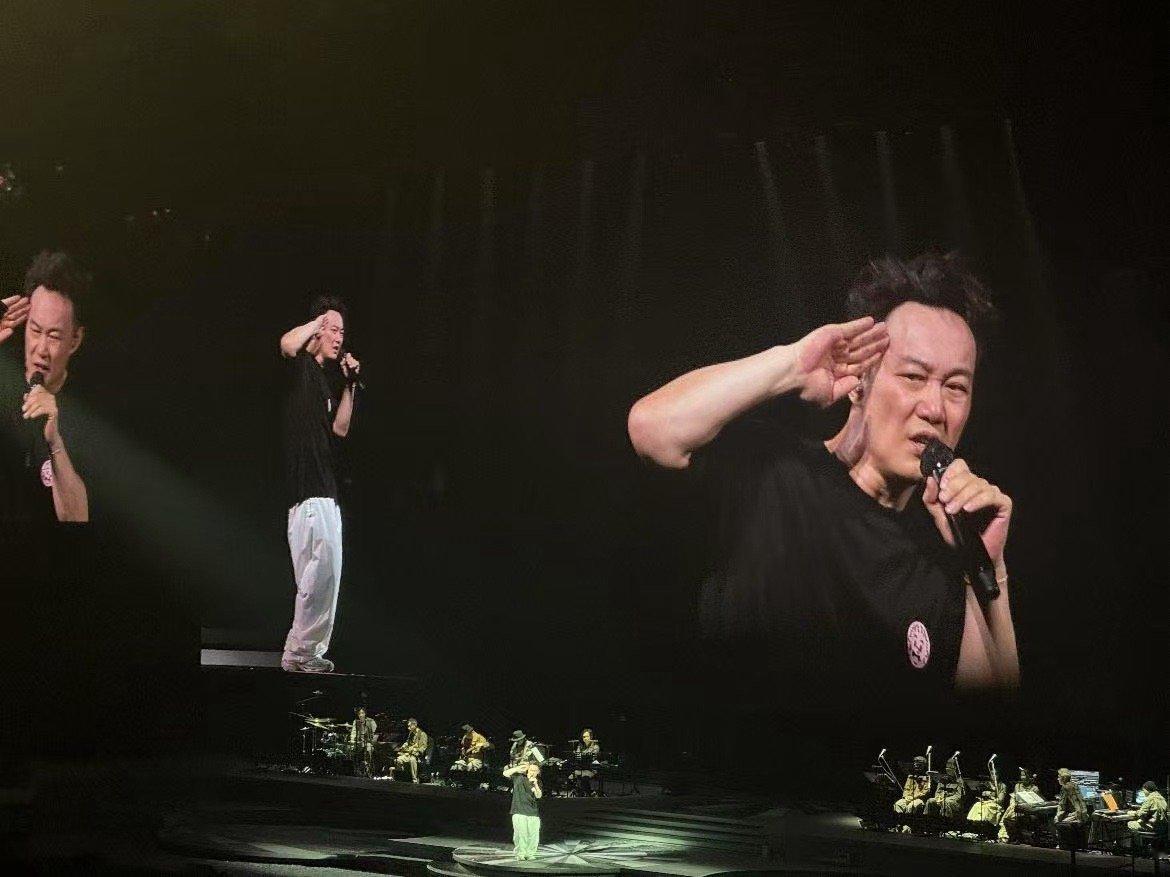 get到陈奕迅北京演唱会的惊喜了 北京场的纪念票会发光？！歌词在黑暗里亮起来的那