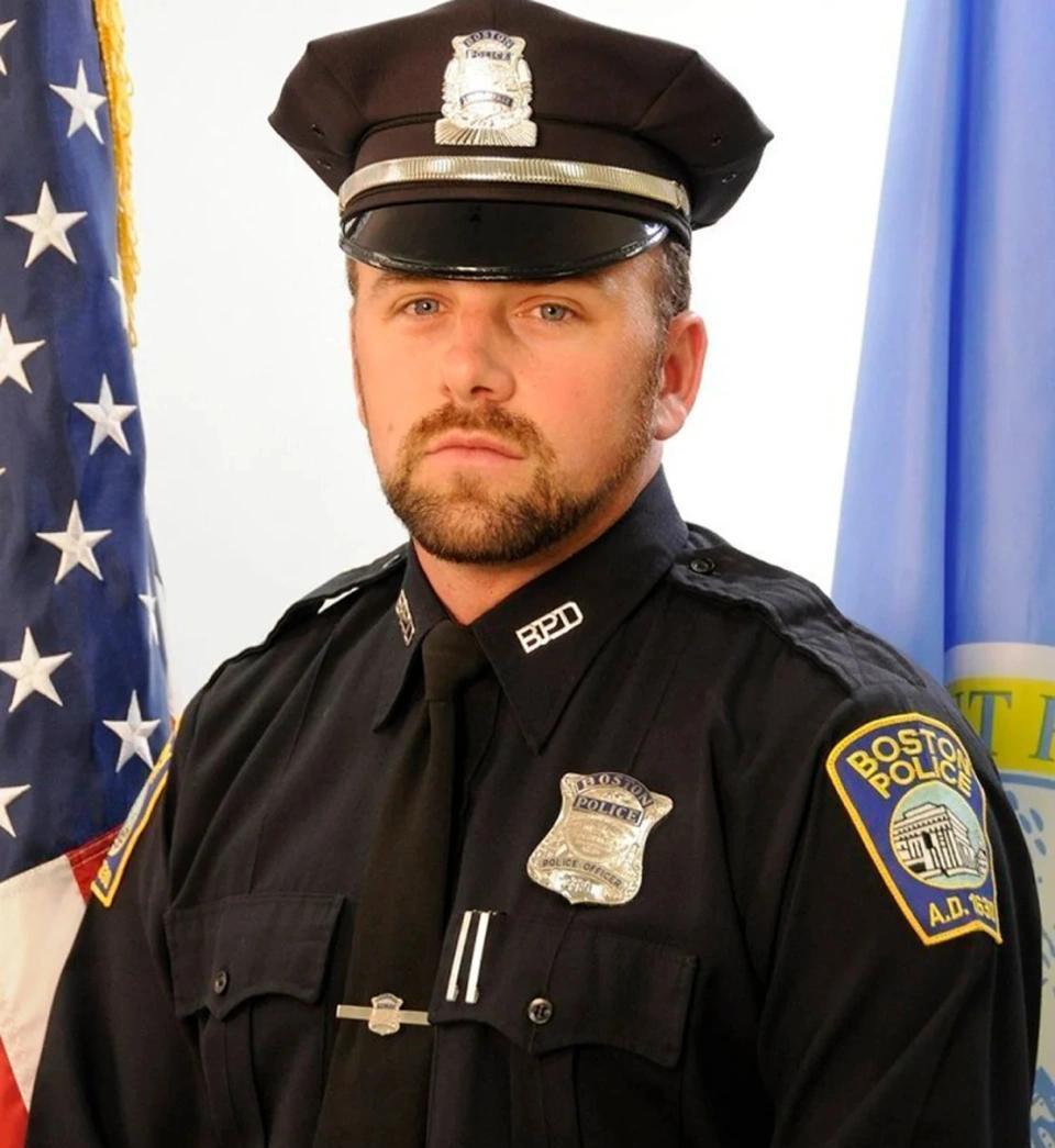 美国当世界警察，没人逼他，但他自己上瘾了。
不插手？
中东可能更乱，东亚未必更稳