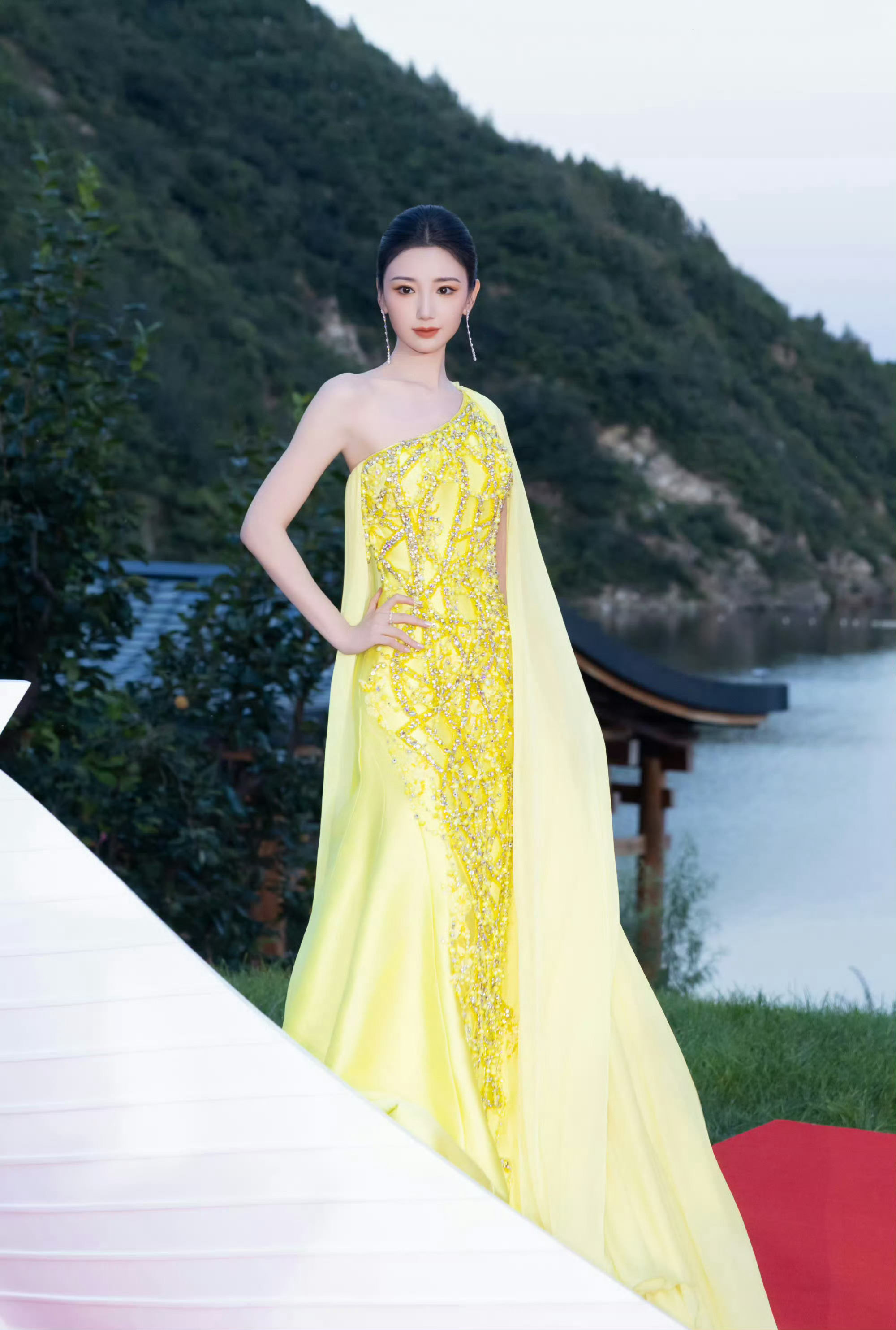毛晓彤被锁房间里了姐姐锁在房间还不忘记着吃饭，莫名有点可爱[嘻嘻][嘻嘻]，出去
