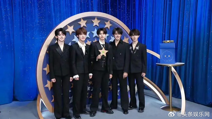 哦莫张极站错位置TOP红毯站错微博之夜红毯