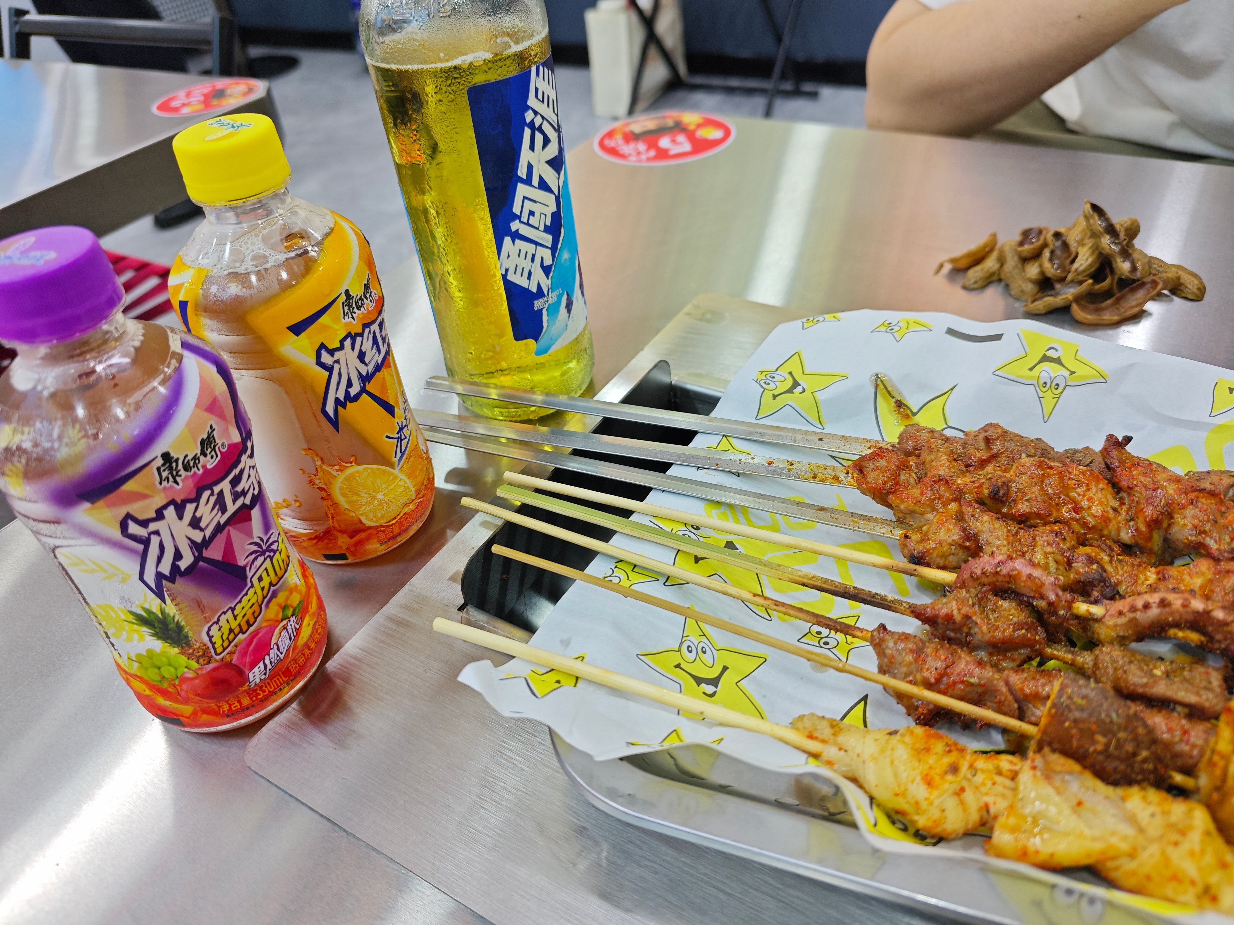 来吃烤串，老板送了两瓶，让他随便给我来瓶啤酒，拿上来一瓶，我嘻嘻