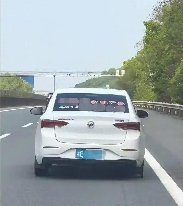 “是个狠人！”湖南女子高速狂奔，右后轮竟只剩钢圈！后车司机一个举动救下一命！
