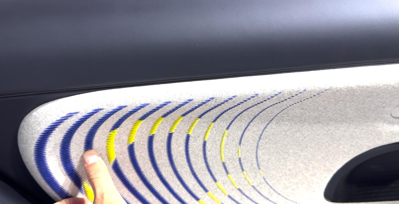 QQ5很特别很精致，但总感觉大灯不如萤火虫三目有辨识度，门板上的设计你知道是干嘛