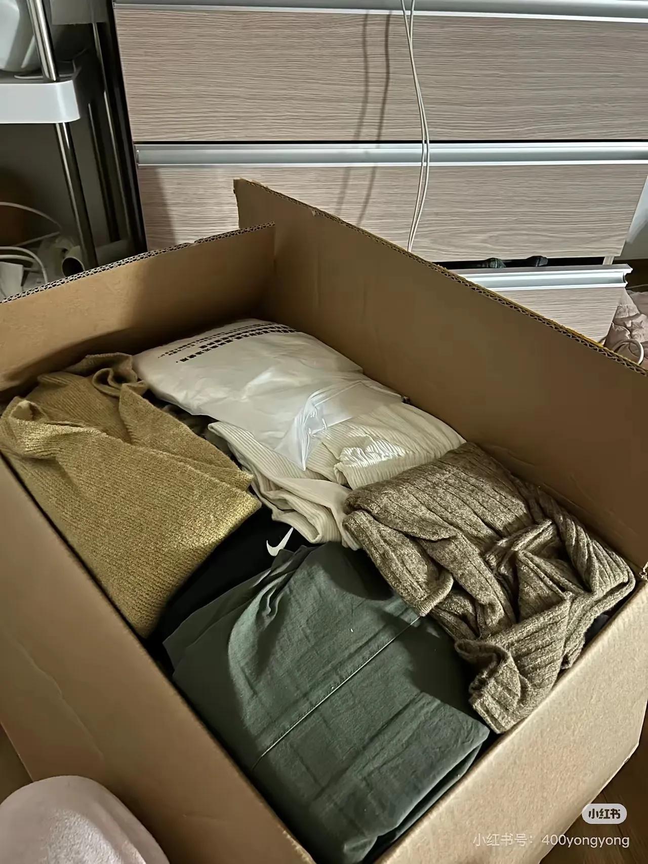 今天下午拆快递真给我惊着了！一大箱子衣服摆在那儿，打开才反应过来——是四妹寄的，
