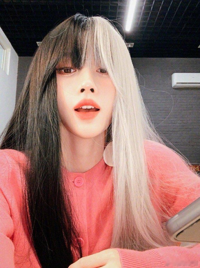 #鞠婧祎黑白双发造型##鞠婧祎黑白阴阳头#鞠婧祎的黑白双发造型是一次惊艳的尝试，