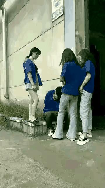 感觉这个男的很没用，
被三个女的围攻了，
一点办法都没有，

大家出出主意，
像