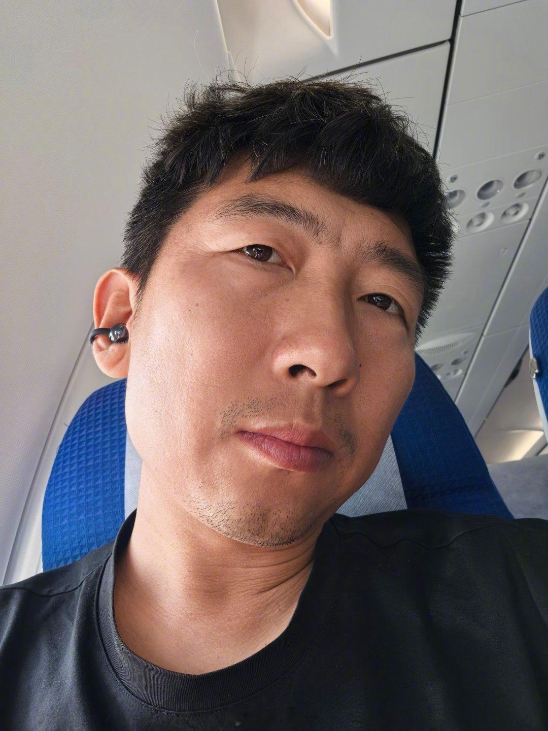 年轻的时候也冲动过想去打个耳洞，想要带个耳钉啥的装个B，后来成熟了觉得一个人最重