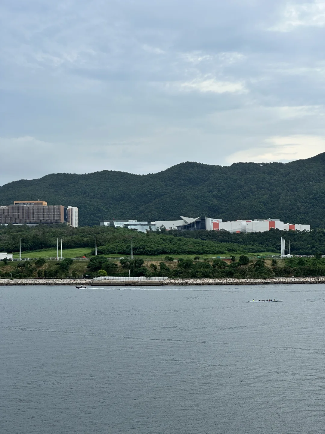 站在将军澳跨湾大桥上
