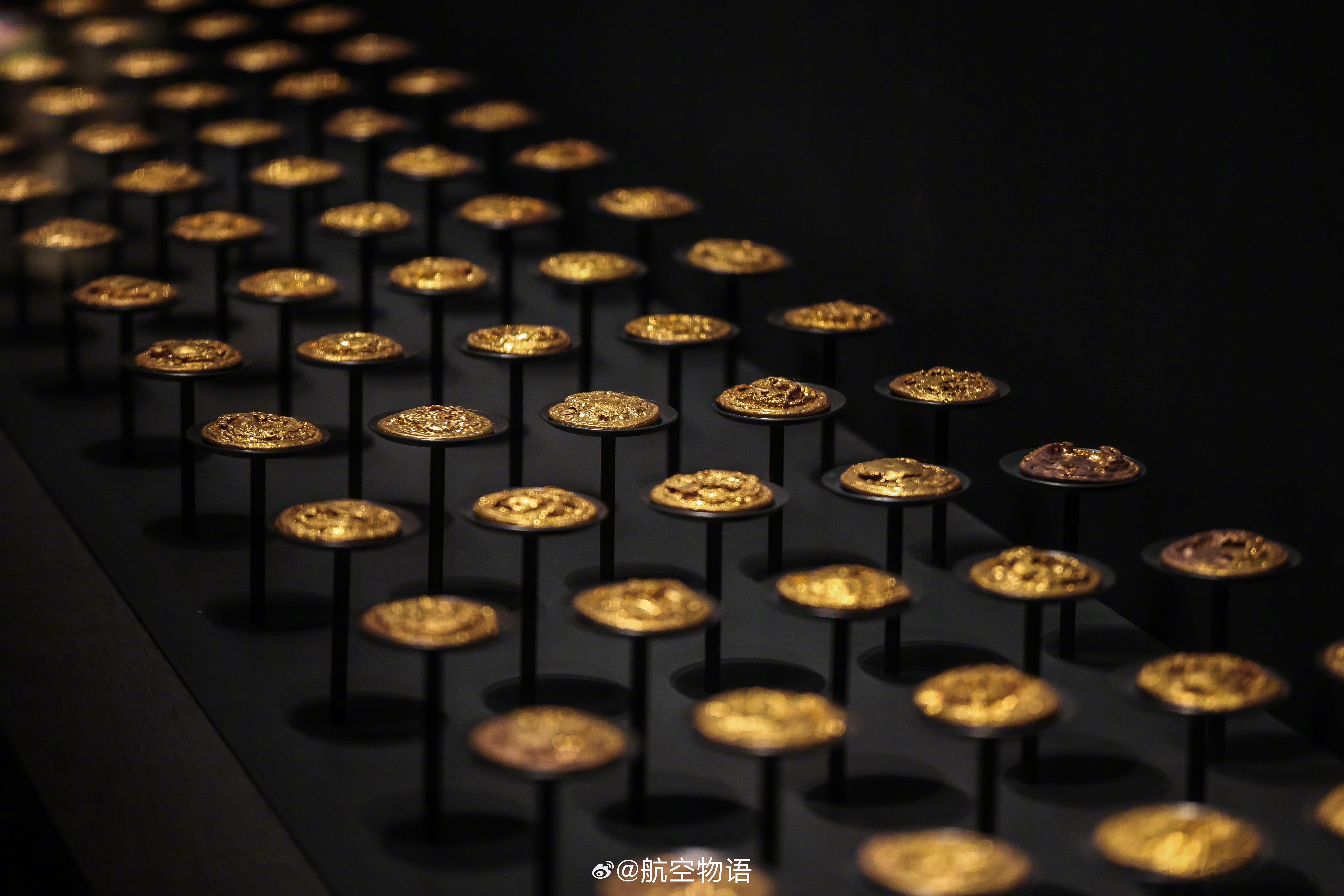 空中俯瞰一座这些年因为“海昏侯穷得只剩下钱了”这个名梗而出圈的遗址博物馆。馆里最