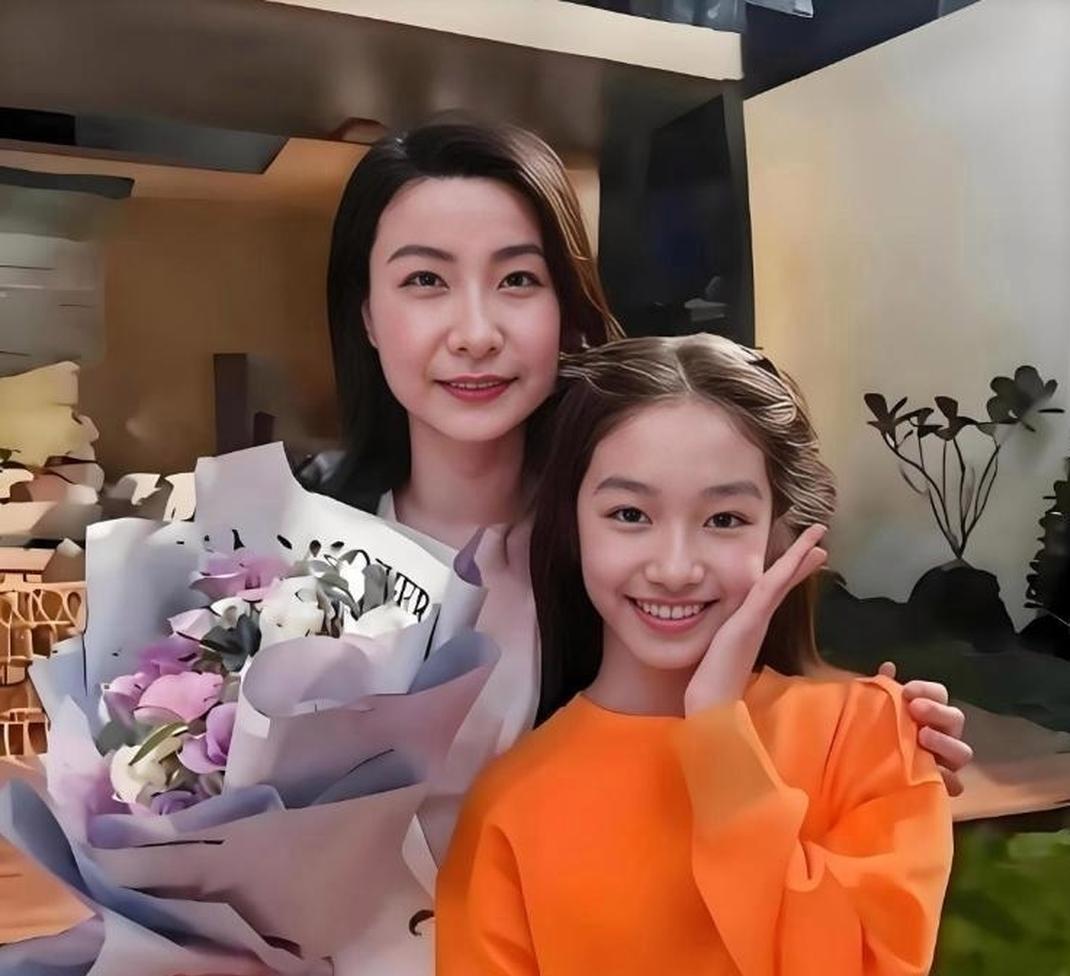 郭晶晶大女儿霍中妍颜值火出圈！简直是奶奶朱玲玲的“颜值复印机”，完美继承港姐基因
