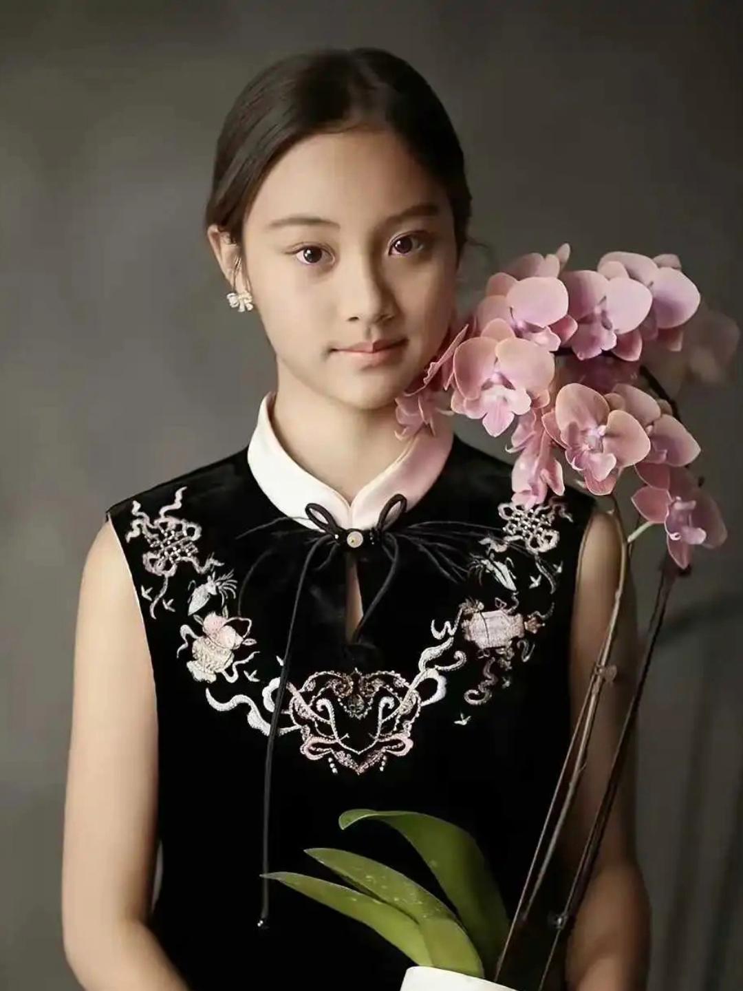 估计一家三代以后都会是明星李小璐的妈妈想当年就是大明星，长得特别洋气，超凡脱俗的