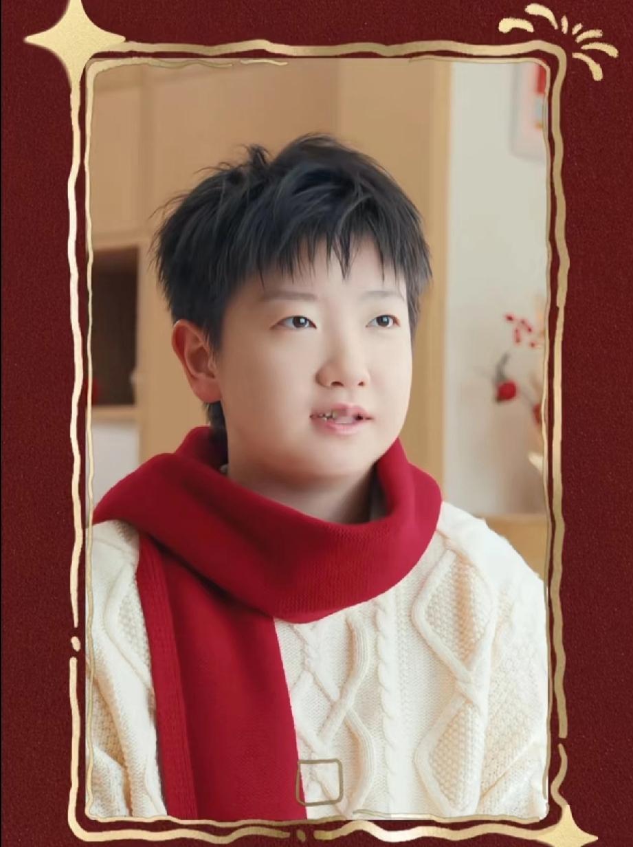 新鲜的“小豆包”来了，
围着红围巾的莎莎，
又一次和我们见面了。

这个拍的真好