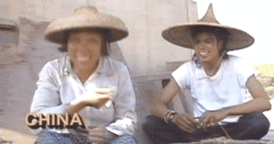 老太太称呼他：那个黑皮肤的女人！

1987 年，广东中山，迈克尔·杰克逊穿当地