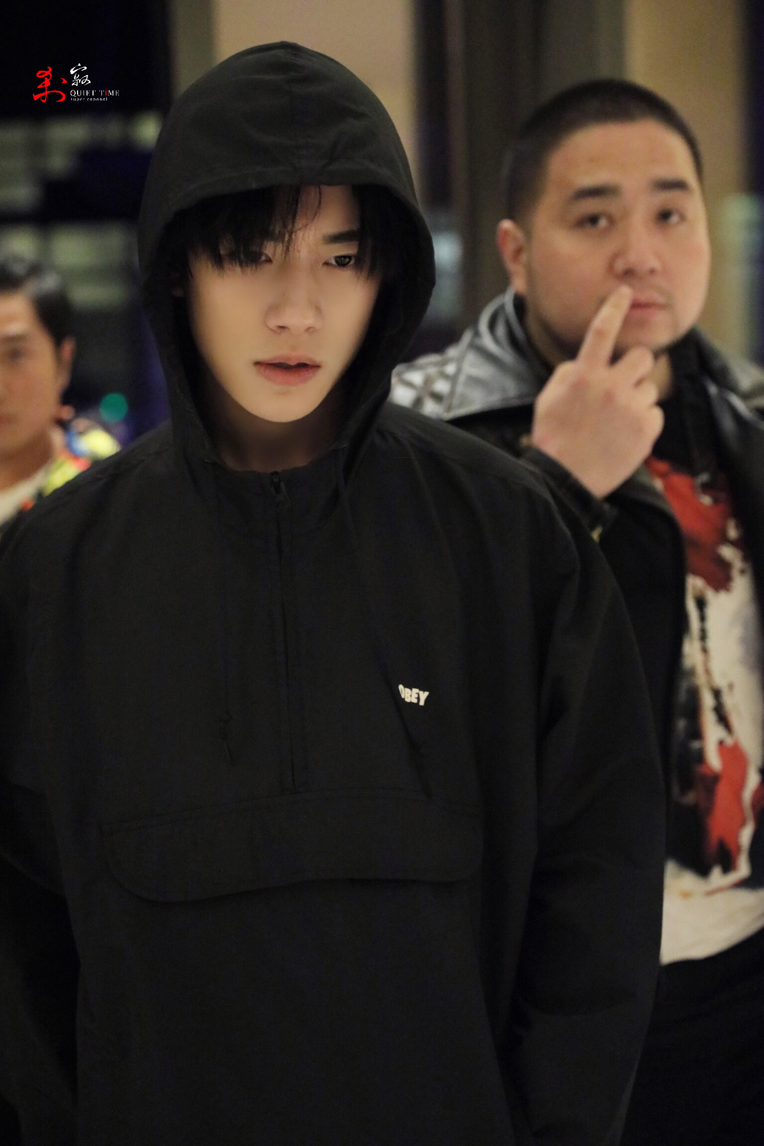 #易烊千玺[超话]#“你是亿万星河都抵不过的风景 你住在光里 带着星和月的气息”