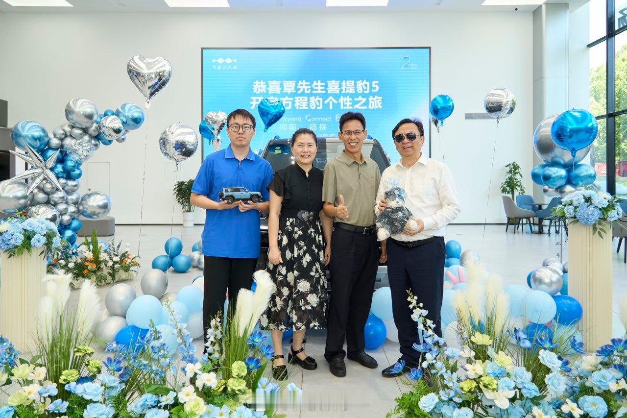 船夫哥最近又去线下跑市场了，还顺便在河南、湖北给方程豹车主来了一波交车仪式。有位