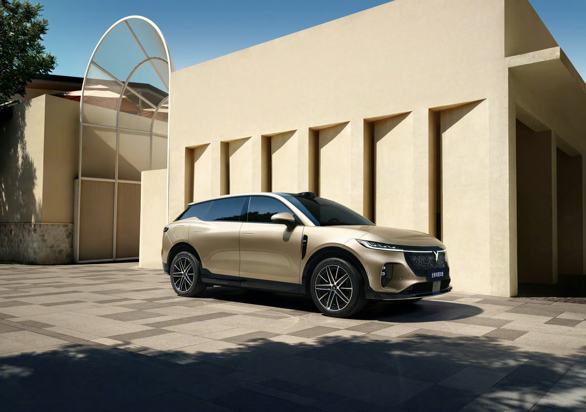 【纯电SUV“硬核玩家”！20万满血华为纯电SUV来了 】别人卷价格，它直接卷价