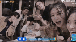 沈月回应哭了亲爱的客栈眼泪是情绪的出口，回应是成长的勋章，沈月在客栈里的样子，鲜