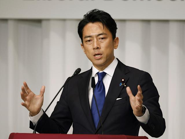 日本自民党总裁选举参选人小泉进次郎陷入网络刷评风波。其竞选团队被曝光向支持者发送